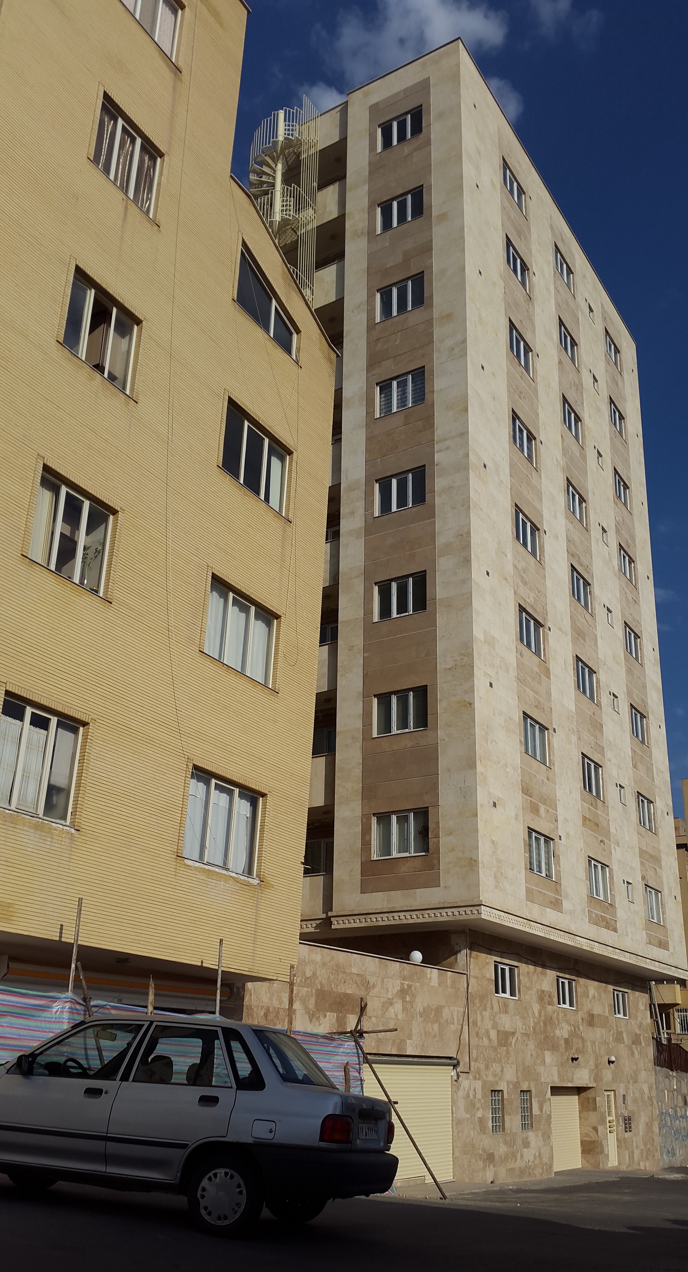 اصلاح نشست و شاقول سازی ساختمان مسکونی بتن آرمه 6 طبقه به وزن 1550 تن با نشست نامتقارن 70 سانتیمتر