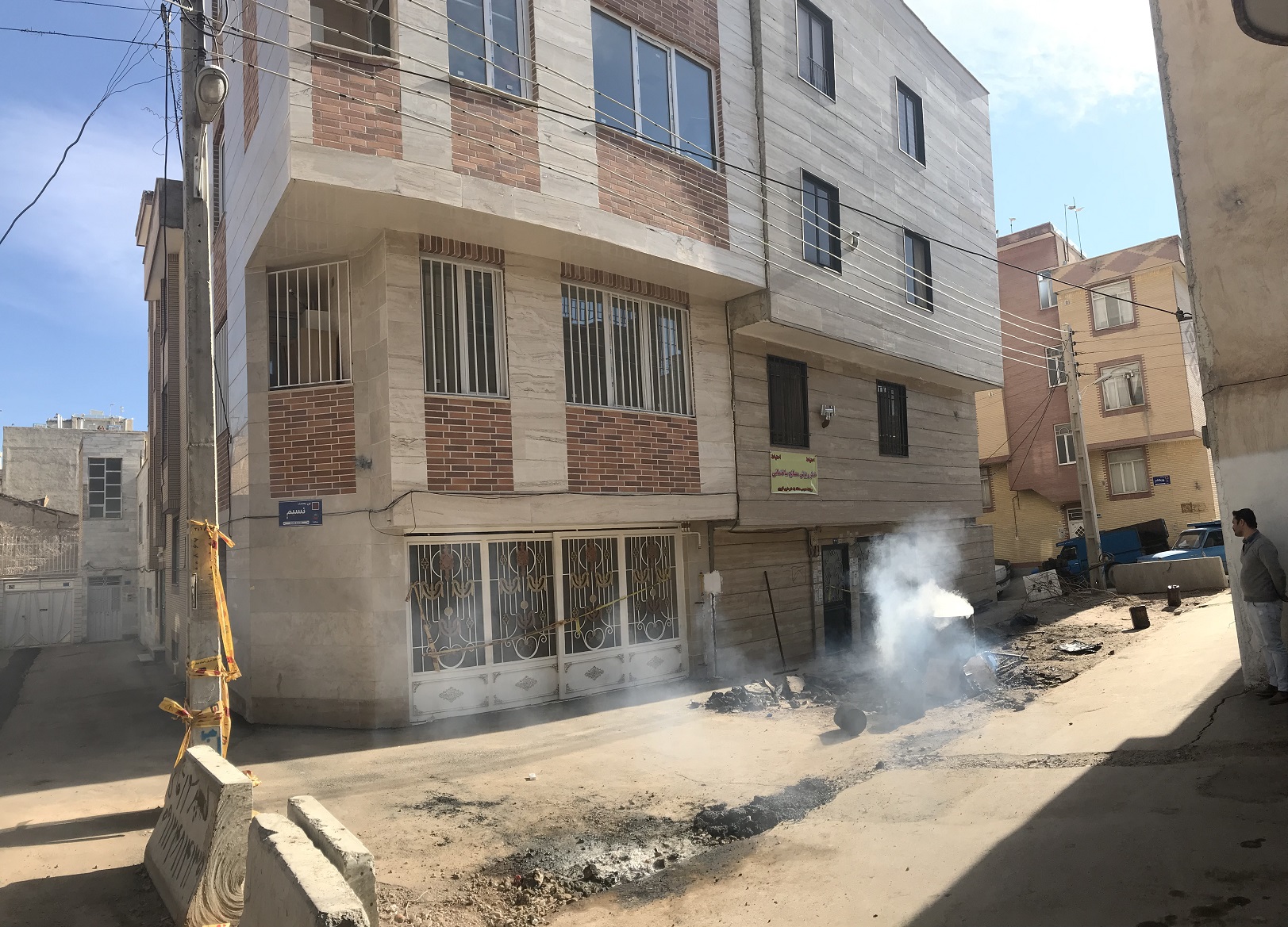 اصلاح نشست و شاقول سازی ساختمان مسکونی بتن آرمه 4 طبقه به وزن 500 تن دارای شمع بتن مسلح در زیر فونداسیون با نشست نامتقارن 15 سانتیمتر