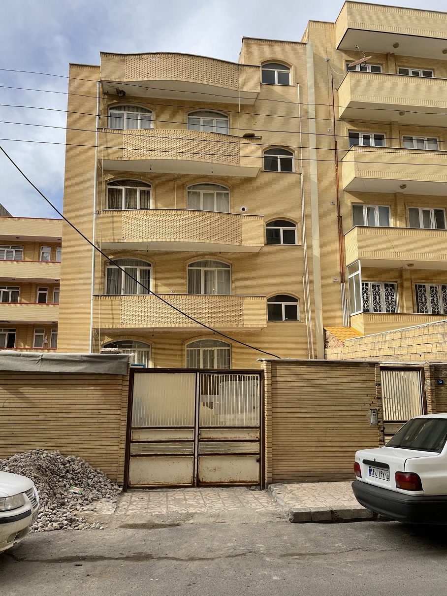 اصلاح نشست و شاقول سازی ساختمان مسکونی بتن آرمه 5 طبقه به وزن 1100 تن با نشست نامتقارن 30 سانتیمتر