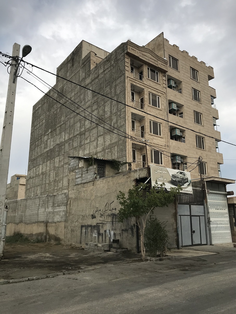 ساختمان مسکونی بتن آرمه 7 طبقه به وزن 1850 تن با نشست نامتقارن 32 سانتیمتر